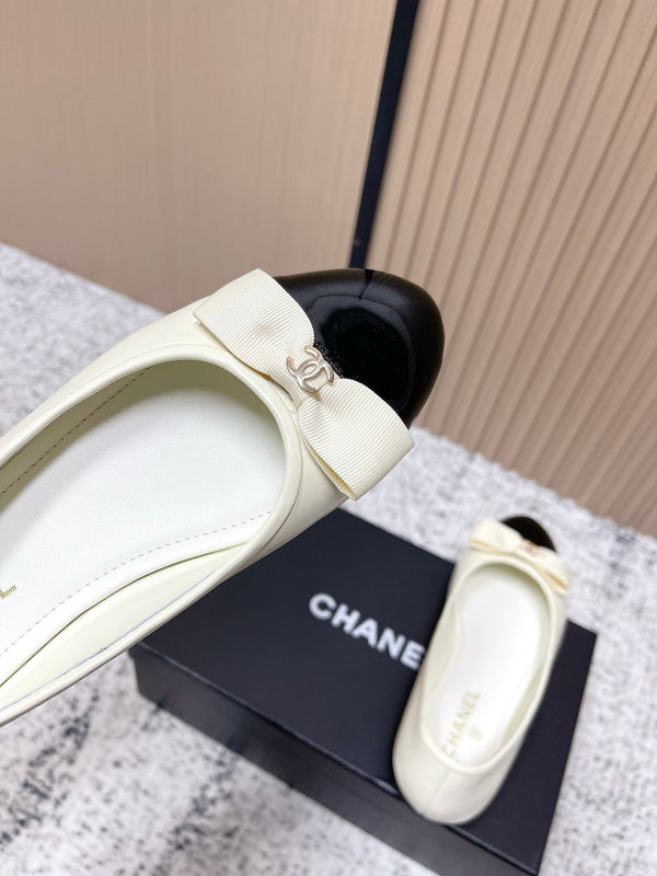 Ballerines Chanel en agneau blanc et noir à logo CC entrelacé 591389