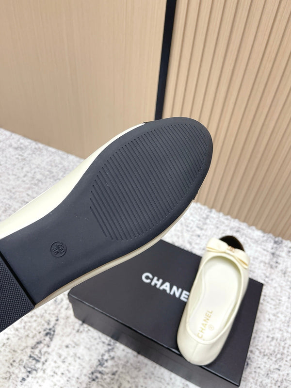 Ballerines Chanel en agneau blanc et noir à logo CC entrelacé 591389