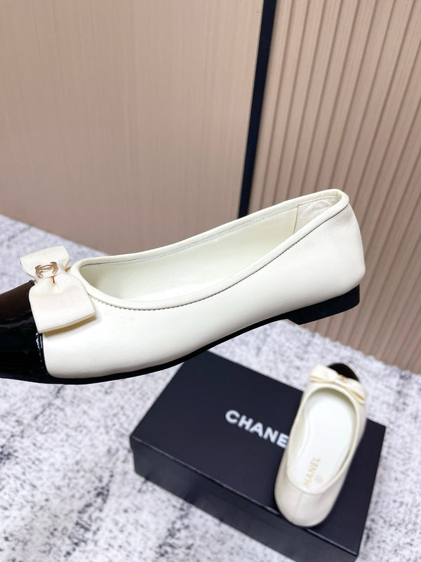 Ballerines Chanel en agneau blanc et noir à logo CC entrelacé 591389