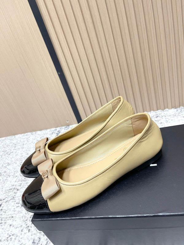 Ballerines Chanel en agneau beiges et noires avec logo CC entrelacé 591390