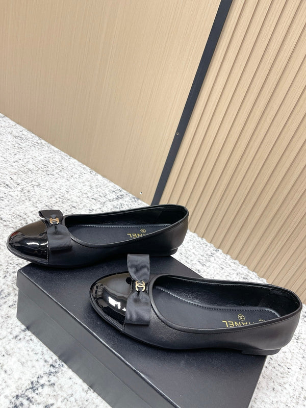 Ballerine Chanel siglée CC entrelacés en agneau noir 591388