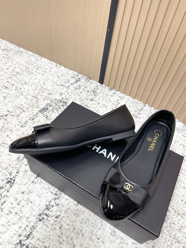 Ballerine Chanel siglée CC entrelacés en agneau noir 591388