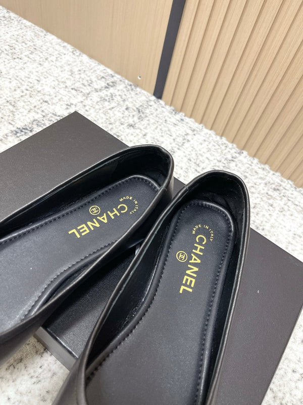 Ballerine Chanel siglée CC entrelacés en agneau noir 591388