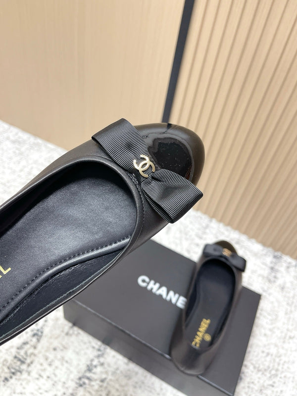 Ballerine Chanel siglée CC entrelacés en agneau noir 591388