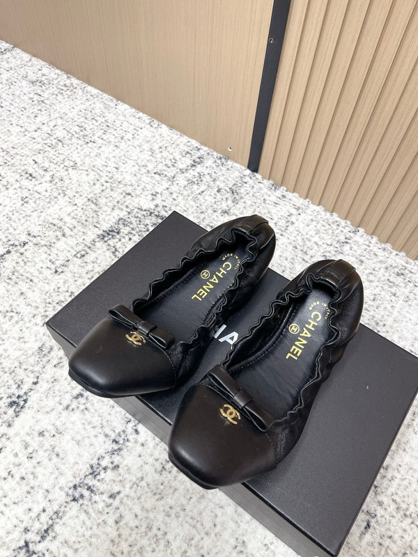 Chanel 26 Ballerines Noires à Volants en Agneau 591373