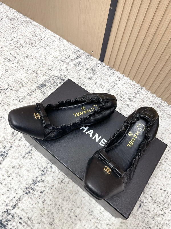 Chanel 26 Ballerines Noires à Volants en Agneau 591373