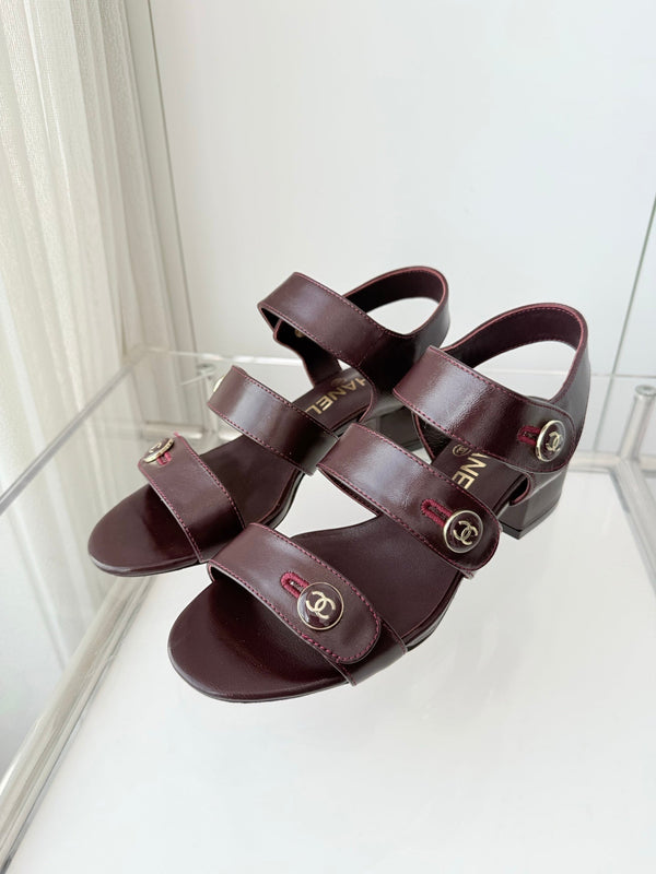 Chaussures à talons sandales Chanel 26 Turnlock 40 en agneau bordeaux 597400
