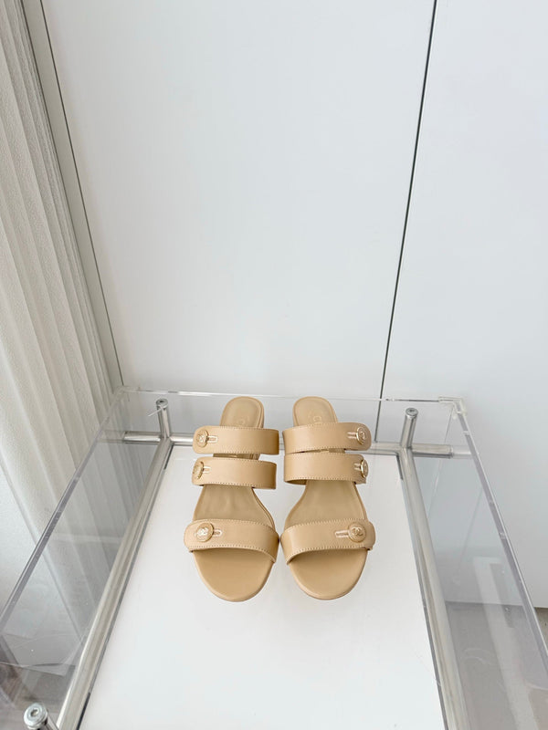 Mules en agneau Chanel 26 Turnlock 40 beige sable 597398