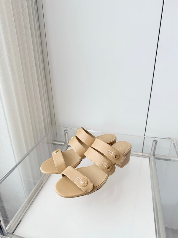 Mules en agneau Chanel 26 Turnlock 40 beige sable 597398