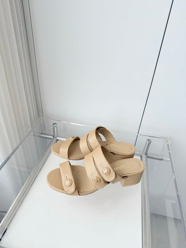 Mules en agneau Chanel 26 Turnlock 40 beige sable 597398