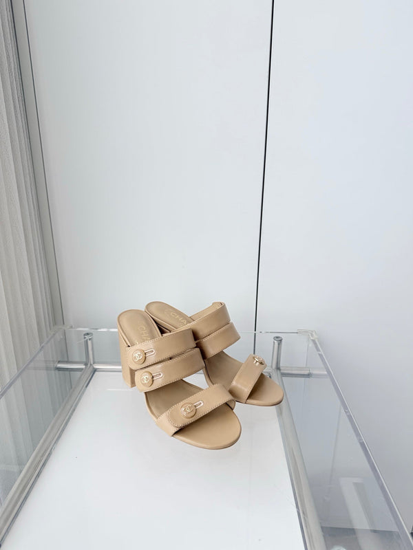 Mules Sandales Chanel 26 Turnlock 85 Beiges en Agneau 597394