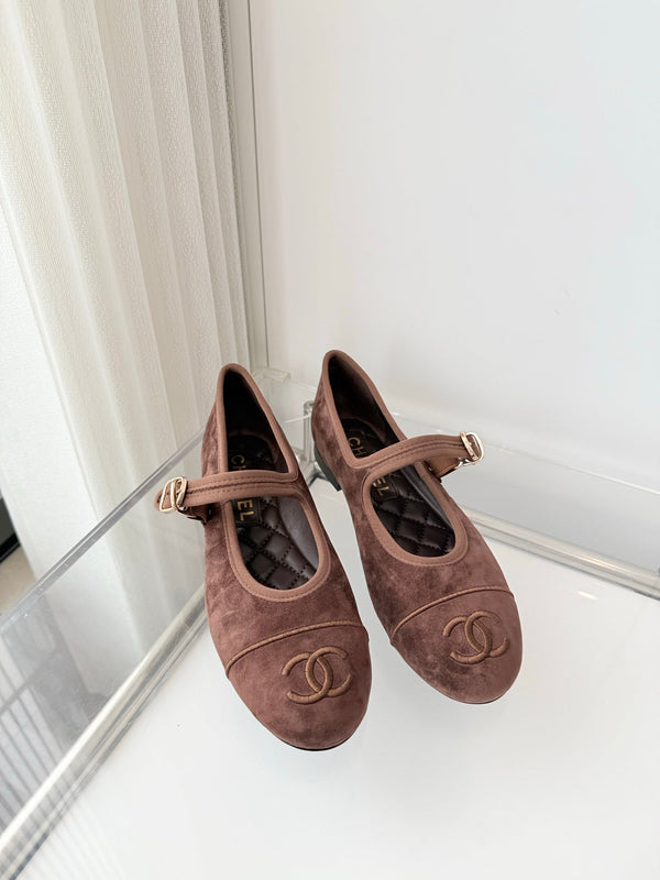 Chaussures Mary Jane Chanel 26 en daim marron 597378