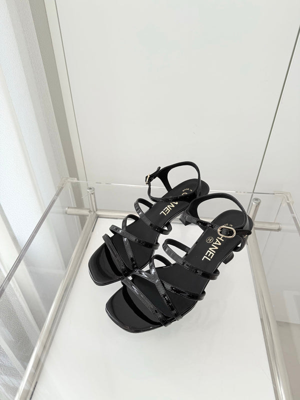 Sandale Chanel Cruise 26 en cuir verni noir 70 mm 597356