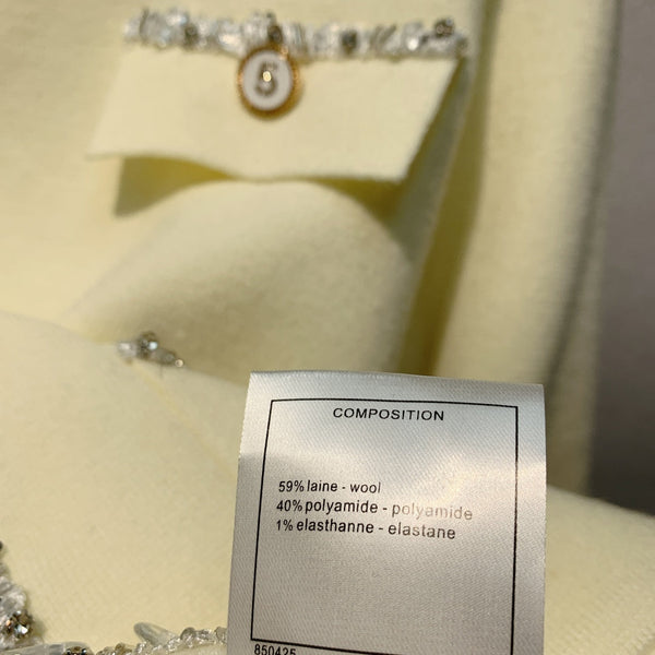 Chanel 26 Cardigan Boutonné Élégant Perlé Blanc en Laine 800687