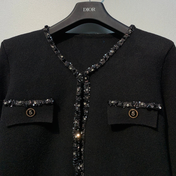 Chanel 26 Cardigan Boutonné Élégant Perlé Noir en Laine 800686