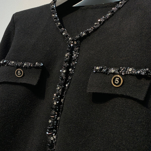 Chanel 26 Cardigan Boutonné Élégant Perlé Noir en Laine 800686