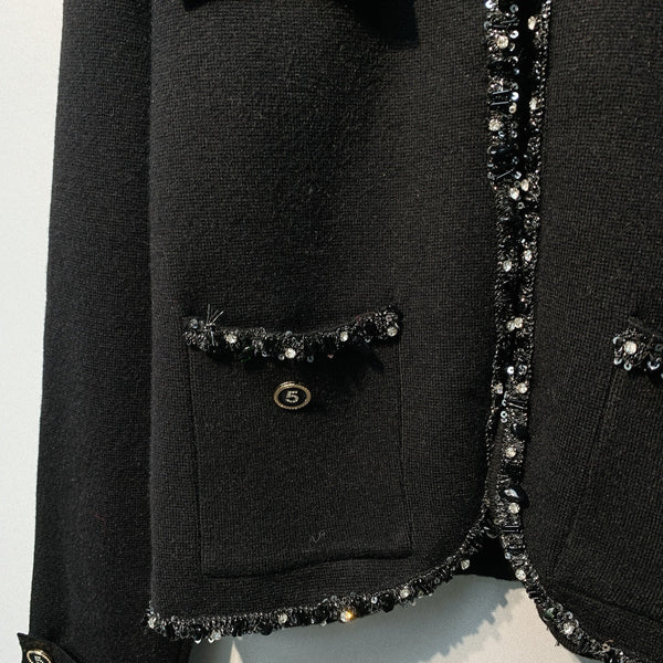 Chanel 26 Cardigan Boutonné Élégant Perlé Noir en Laine 800686