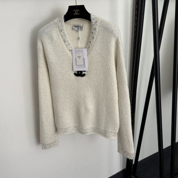 Chandail en tricot de laine blanc à col en V et manches longues, orné de strass Chanel