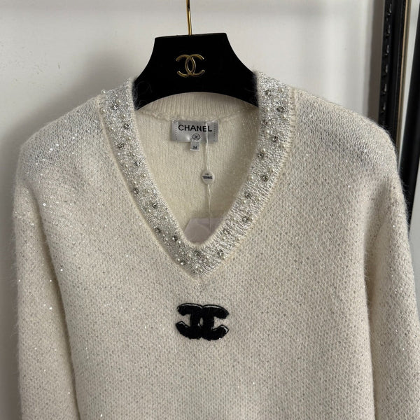 Chandail en tricot de laine blanc à col en V et manches longues, orné de strass Chanel