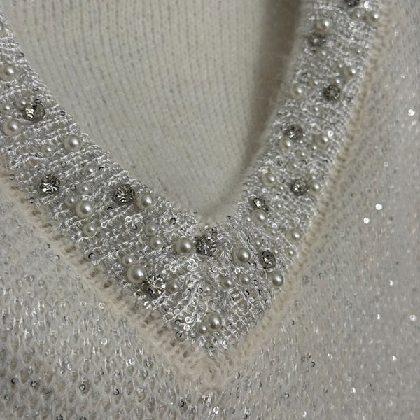 Chandail en tricot de laine blanc à col en V et manches longues, orné de strass Chanel