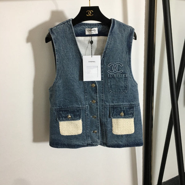 Gilet Chanel-style en jean + robe à manches longues