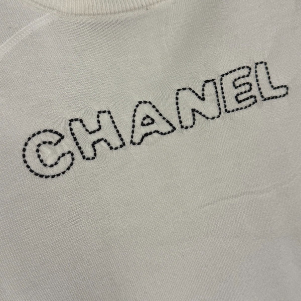 T-shirt en maille à manches longues Chanel avec logo Chanel brodé