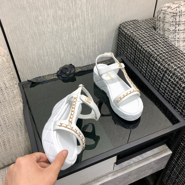 Sandales à plateforme et chaîne Chanel 26 blanches en cuir d'agneau 602506
