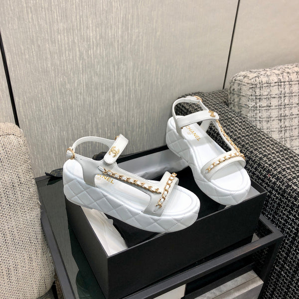 Sandales à plateforme et chaîne Chanel 26 blanches en cuir d'agneau 602506