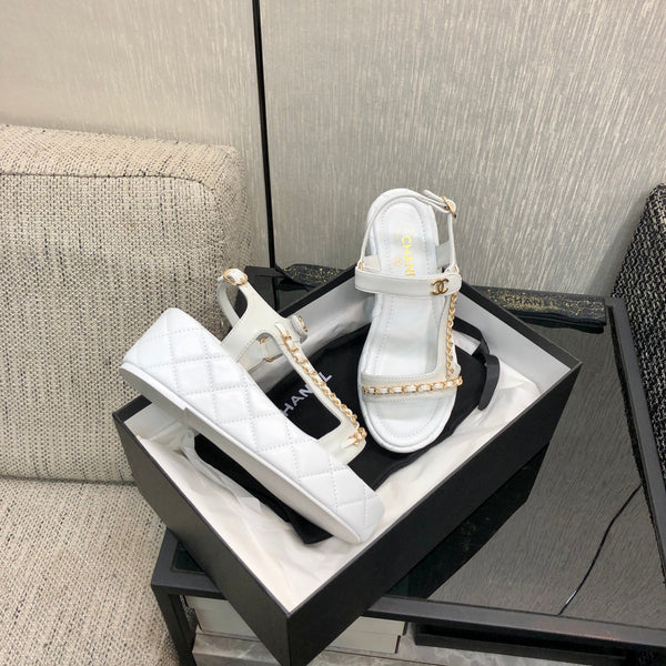 Sandales à plateforme et chaîne Chanel 26 blanches en cuir d'agneau 602506