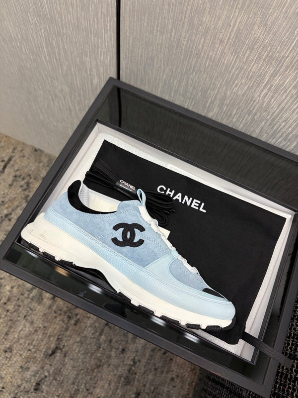 Chanel 26 Baskets Basses Matelassées Classiques Bleues en Cuir d'Agneau 602473