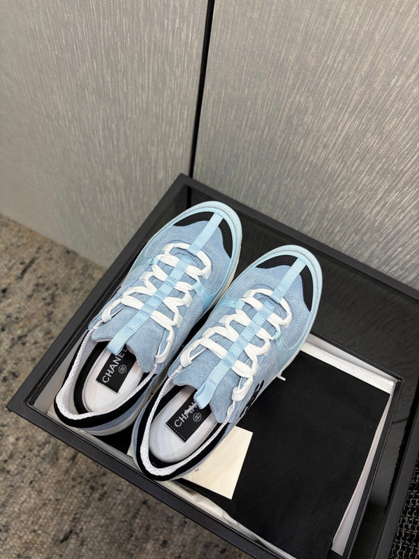 Chanel 26 Baskets Basses Matelassées Classiques Bleues en Cuir d'Agneau 602473