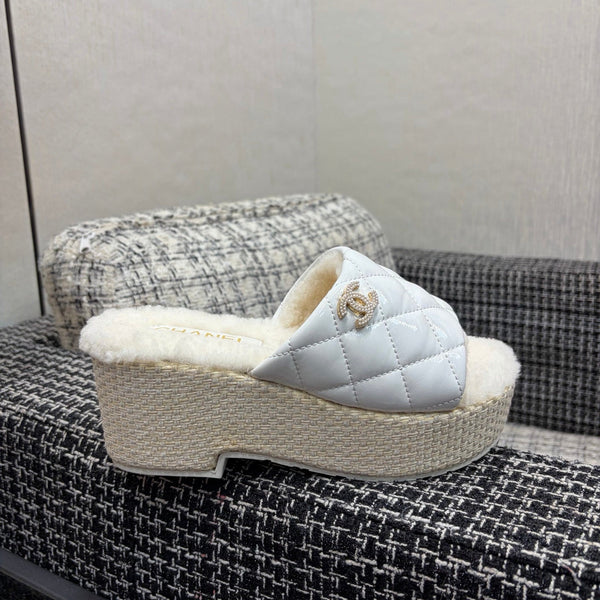 Pantoufles compensées Chane 26 Blanc beige en cuir verni avec laine 602466