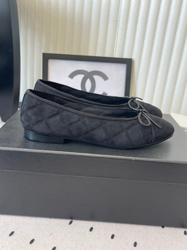 Ballerines plates CC noires en suède 611695