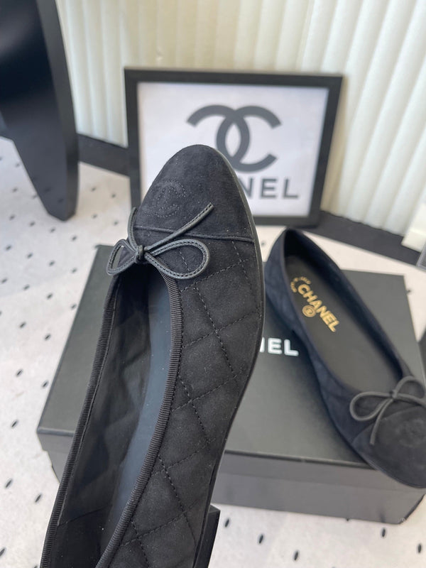 Ballerines plates CC noires en suède 611695