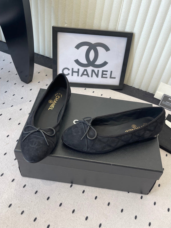 Ballerines plates CC noires en suède 611695