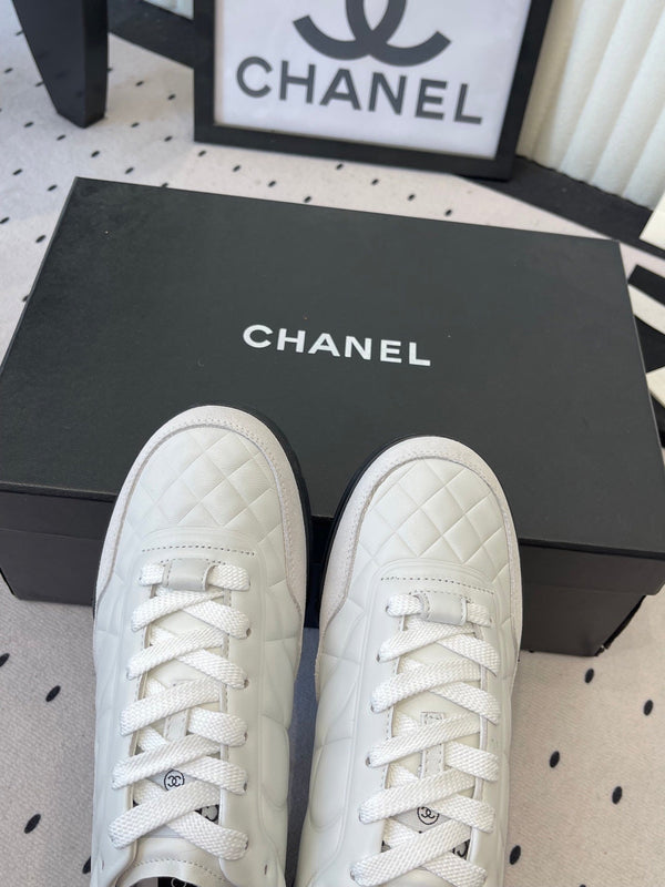 Chaussures de baseball Chanel Coco blanches en cuir de vachette 611674