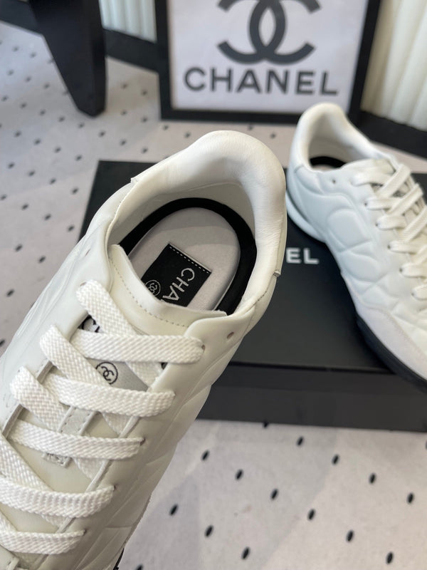 Chaussures de baseball Chanel Coco blanches en cuir de vachette 611674