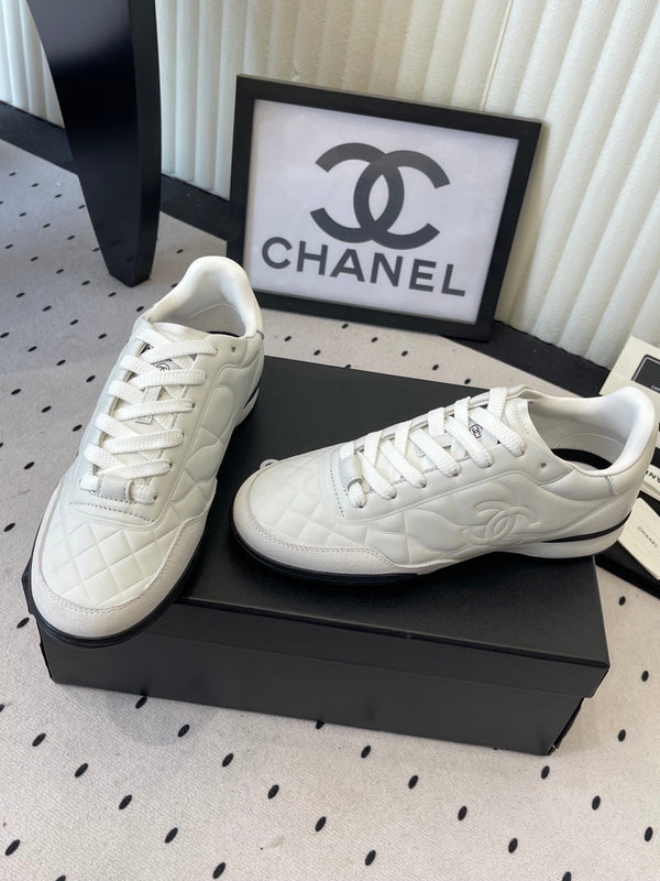 Chaussures de baseball Chanel Coco blanches en cuir de vachette 611674