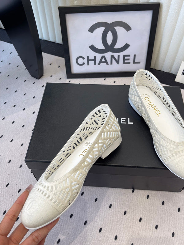 Ballerines Chanel blanches en raphia tressé 611582
