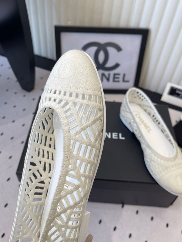 Ballerines Chanel blanches en raphia tressé 611582