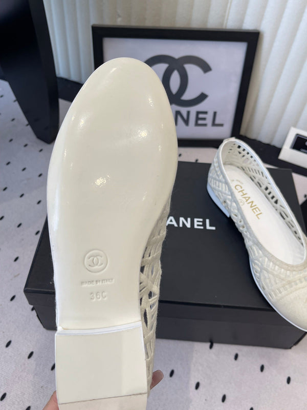 Ballerines Chanel blanches en raphia tressé 611582