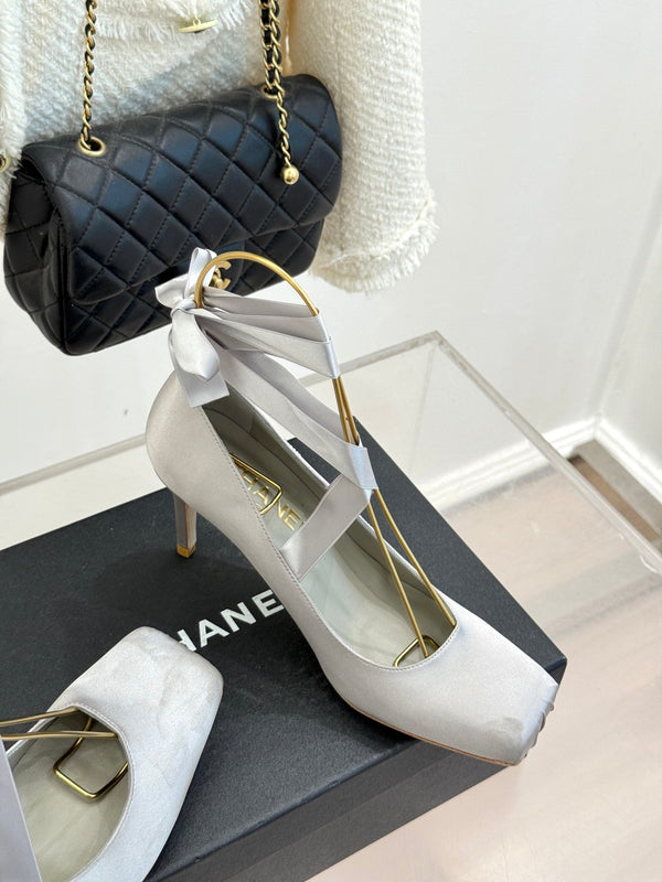 Chanel 26C Ballerines à Talons Hauts Gris Clair en Soie 616005