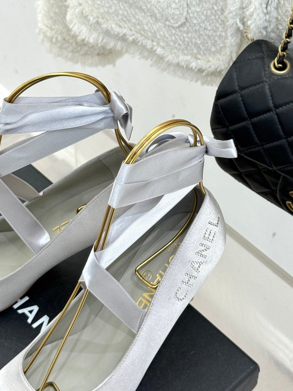 Chanel 26C Ballerines à Talons Hauts Gris Clair en Soie 616005