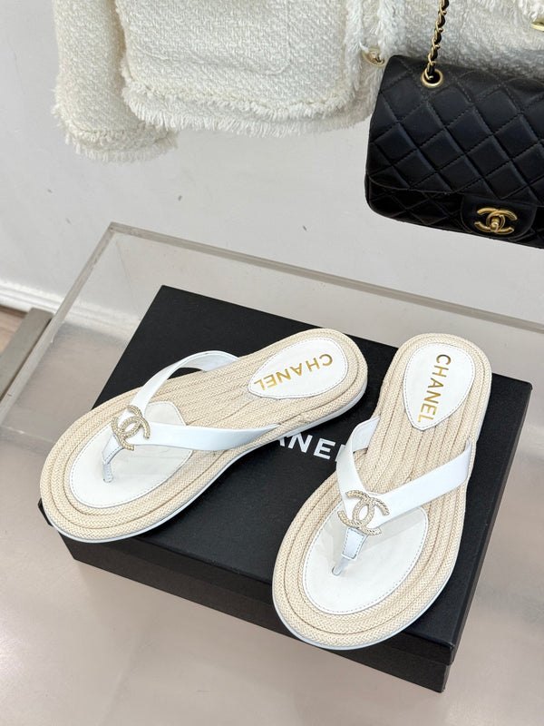 Tongs Chanel 26C en cuir d'agneau blanc à semelle en corde de chanvre Double C 615959