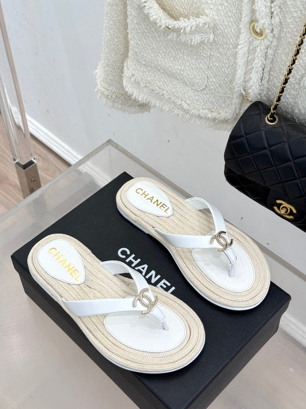 Tongs Chanel 26C en cuir d'agneau blanc à semelle en corde de chanvre Double C 615959