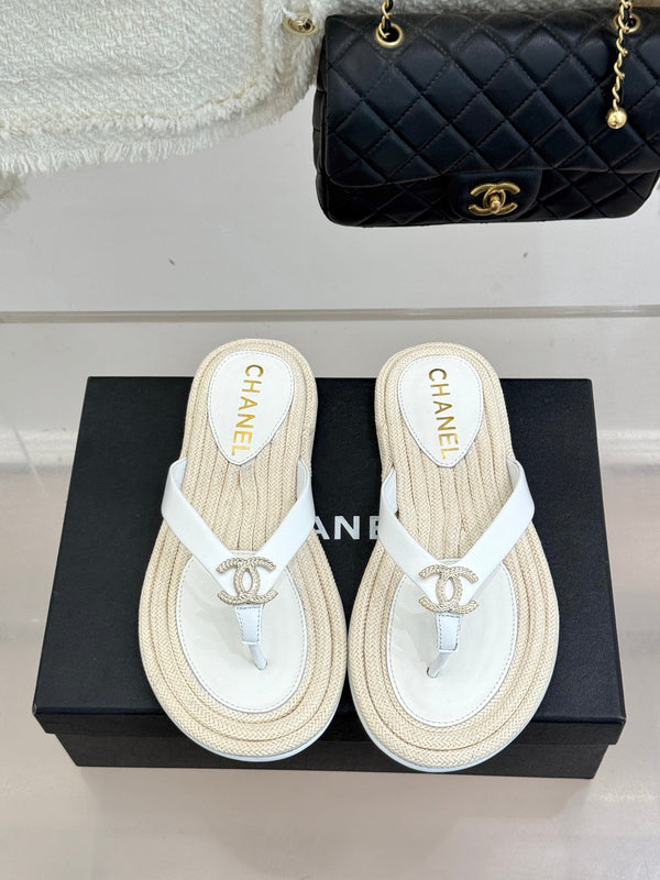 Tongs Chanel 26C en cuir d'agneau blanc à semelle en corde de chanvre Double C 615959