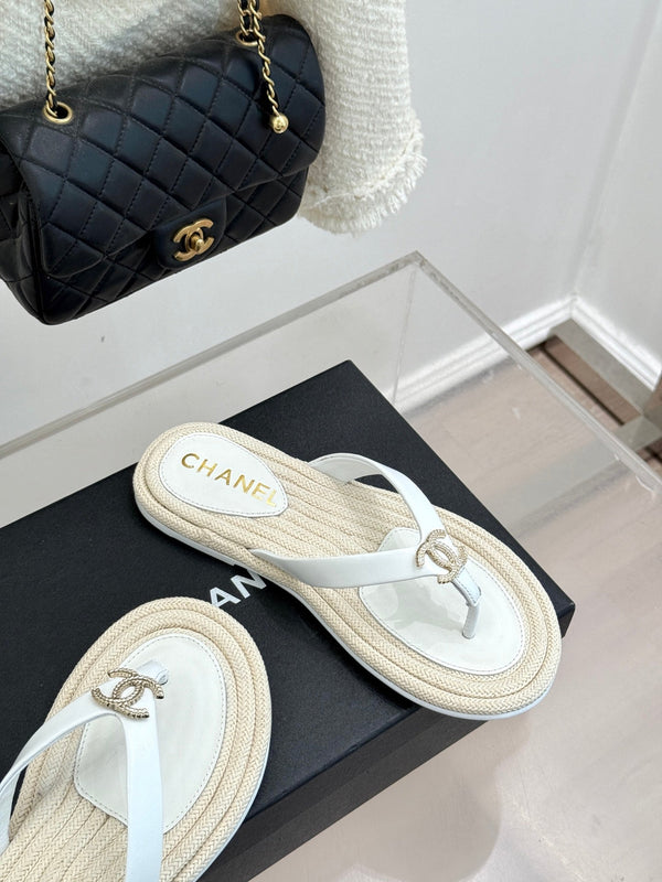 Tongs Chanel 26C en cuir d'agneau blanc à semelle en corde de chanvre Double C 615959