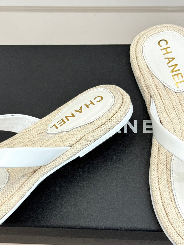 Tongs Chanel 26C en cuir d'agneau blanc à semelle en corde de chanvre Double C 615959