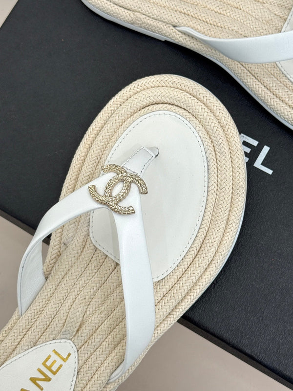 Tongs Chanel 26C en cuir d'agneau blanc à semelle en corde de chanvre Double C 615959