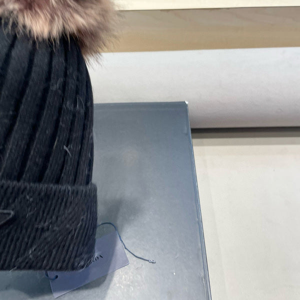 Bonnet noir tricoté Prada doublé polaire avec pompon en vraie fourrure de renard 125676